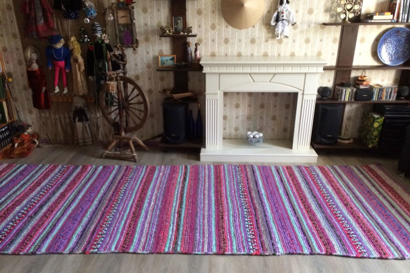 Ковровая дорожка возле камина